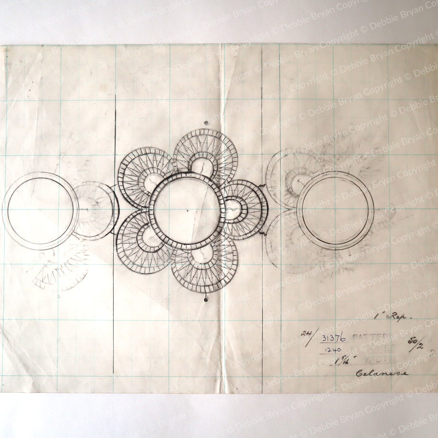 Technical drawing of a circular mechanical component on a grid background